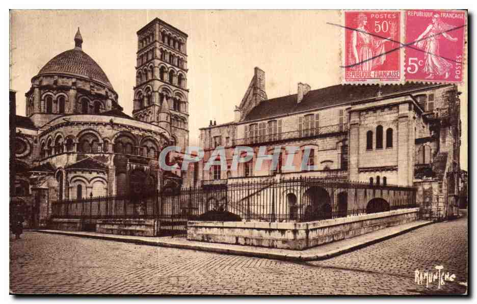 Angoulême — Cathédrale Saint-Pierre et l'ancien Evêché actuellement Musée — Éditions Artistiques Raymond Bergevin
