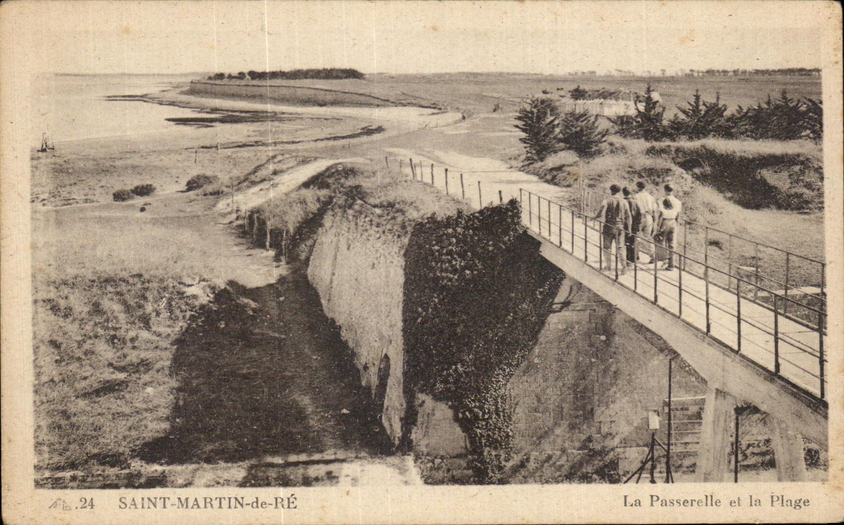 CPA Saint Martin de Re La Passerelle et la Plage