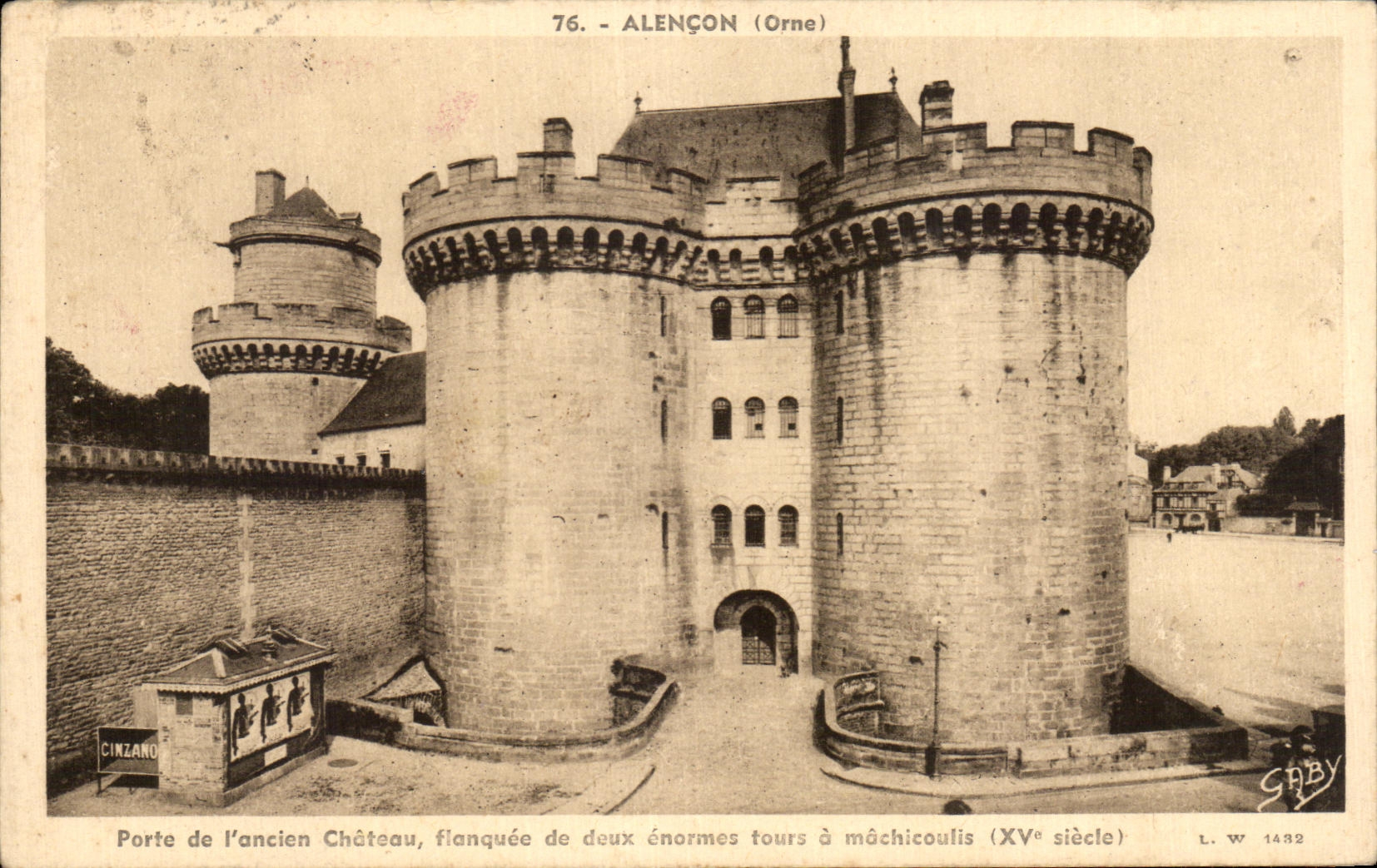 CPA Alencon porte de l'ancien chateau fianquee de deux enormes tours a machicoulis 