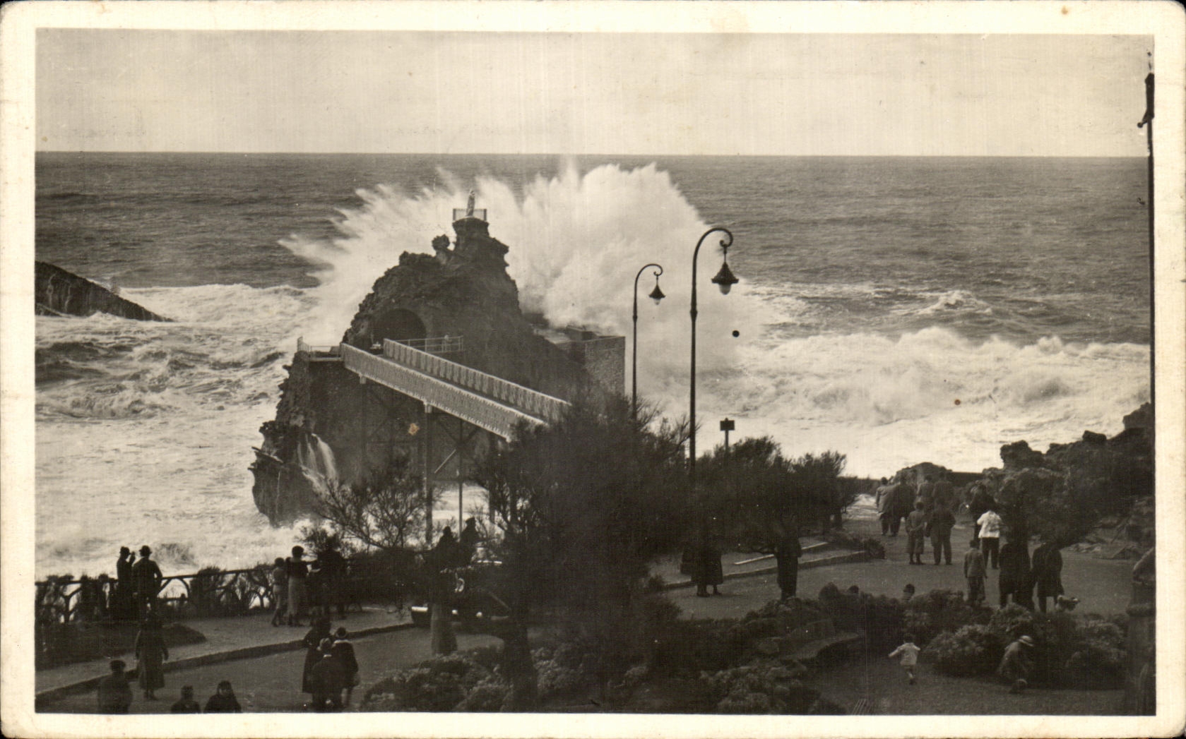 CPA Biarritz Le Rocher de la Vierge Par Tempete