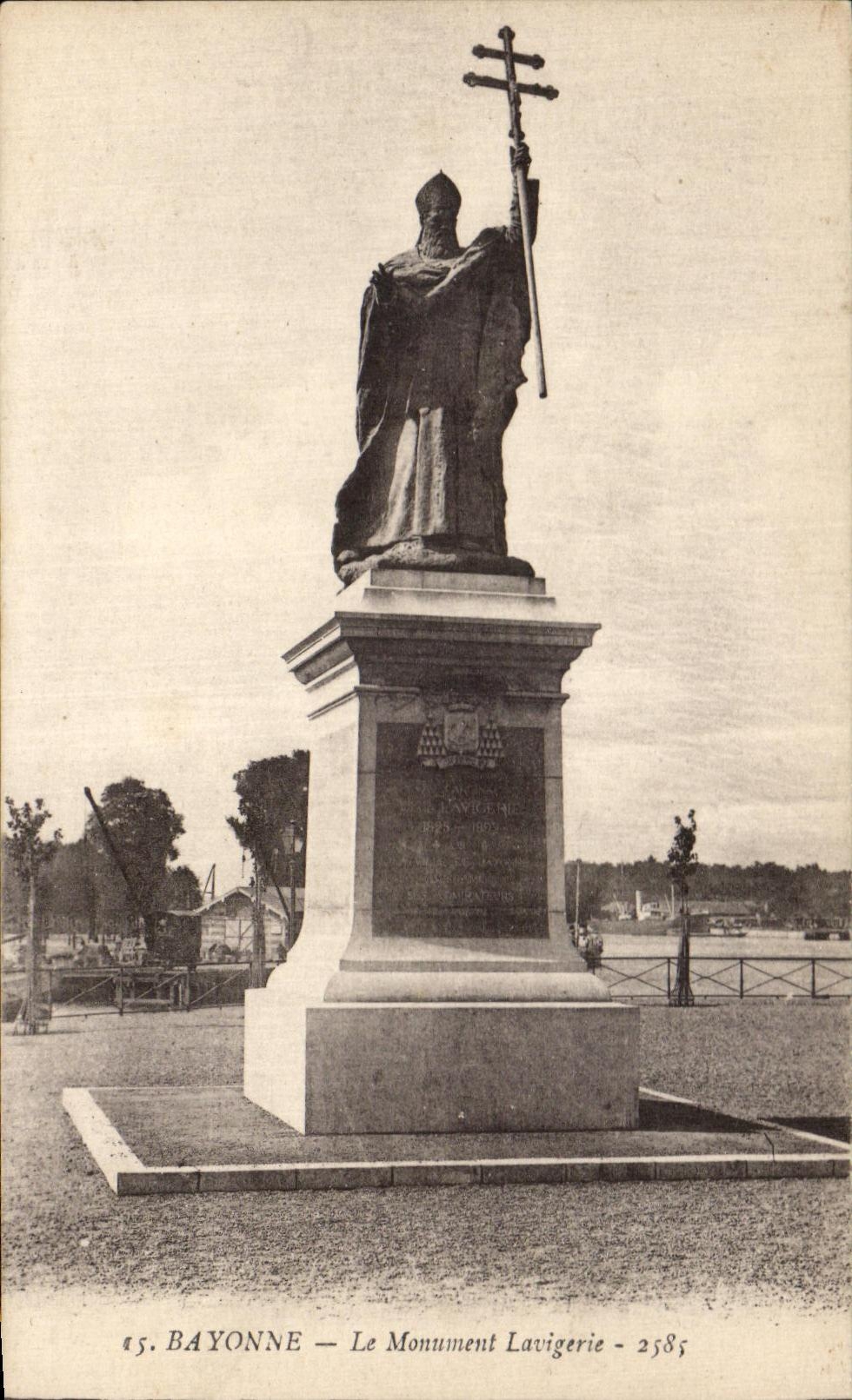 CPA Bayonne Le Monument Lavigerie