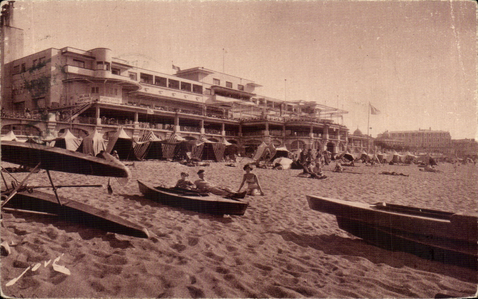 CPA St Jean de Luz Sur la plage devant la Pergola