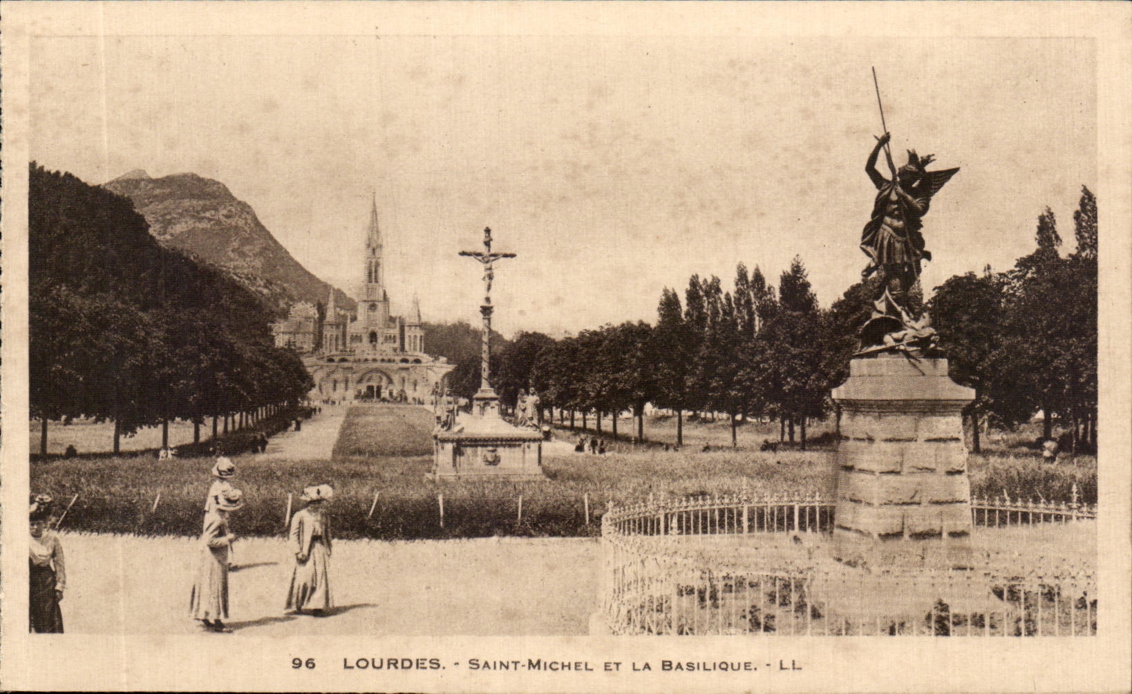 CPA Lourdes Saint Michel Et La Basilique
