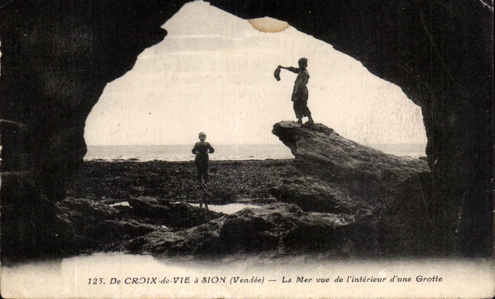 La Mer vue de l'intérieur d'une Grotte — De CROIX-de-VIE à SION (Vendée)