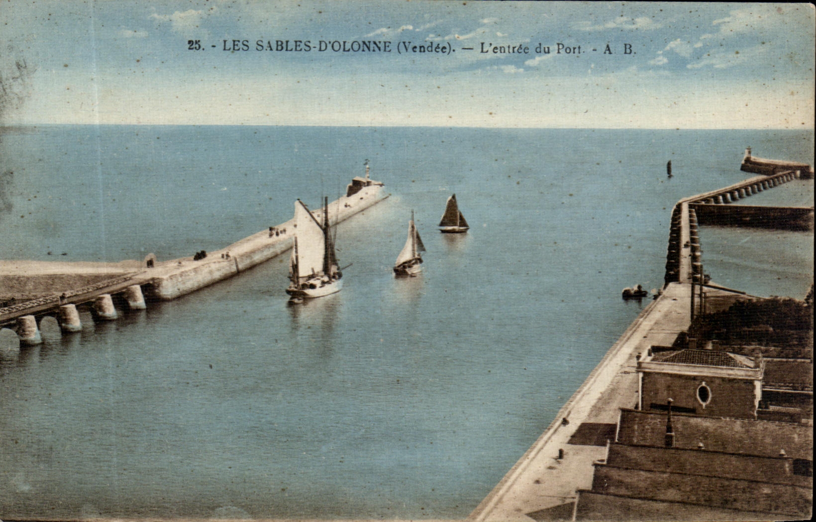 CPA Les Sables D'Olonne L'entree du Port