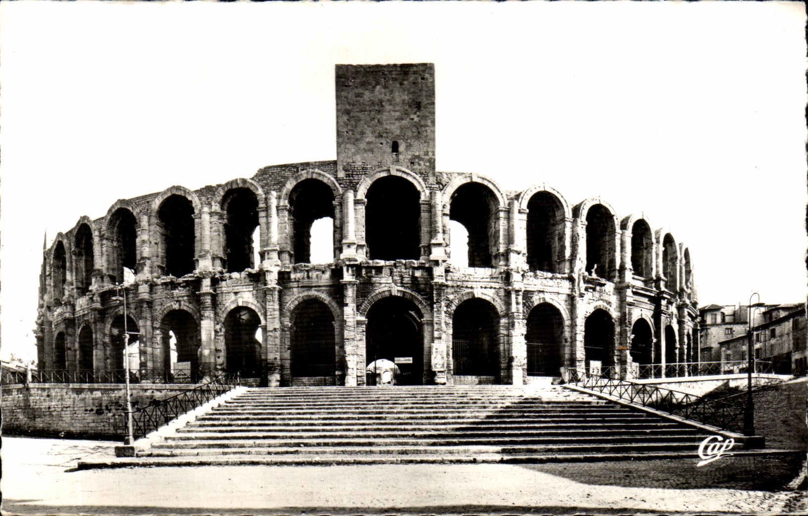 Arles — Amphithéâtre romain, vue extérieure — Real-Photo-Cie des Arts Photomécaniques, Paris