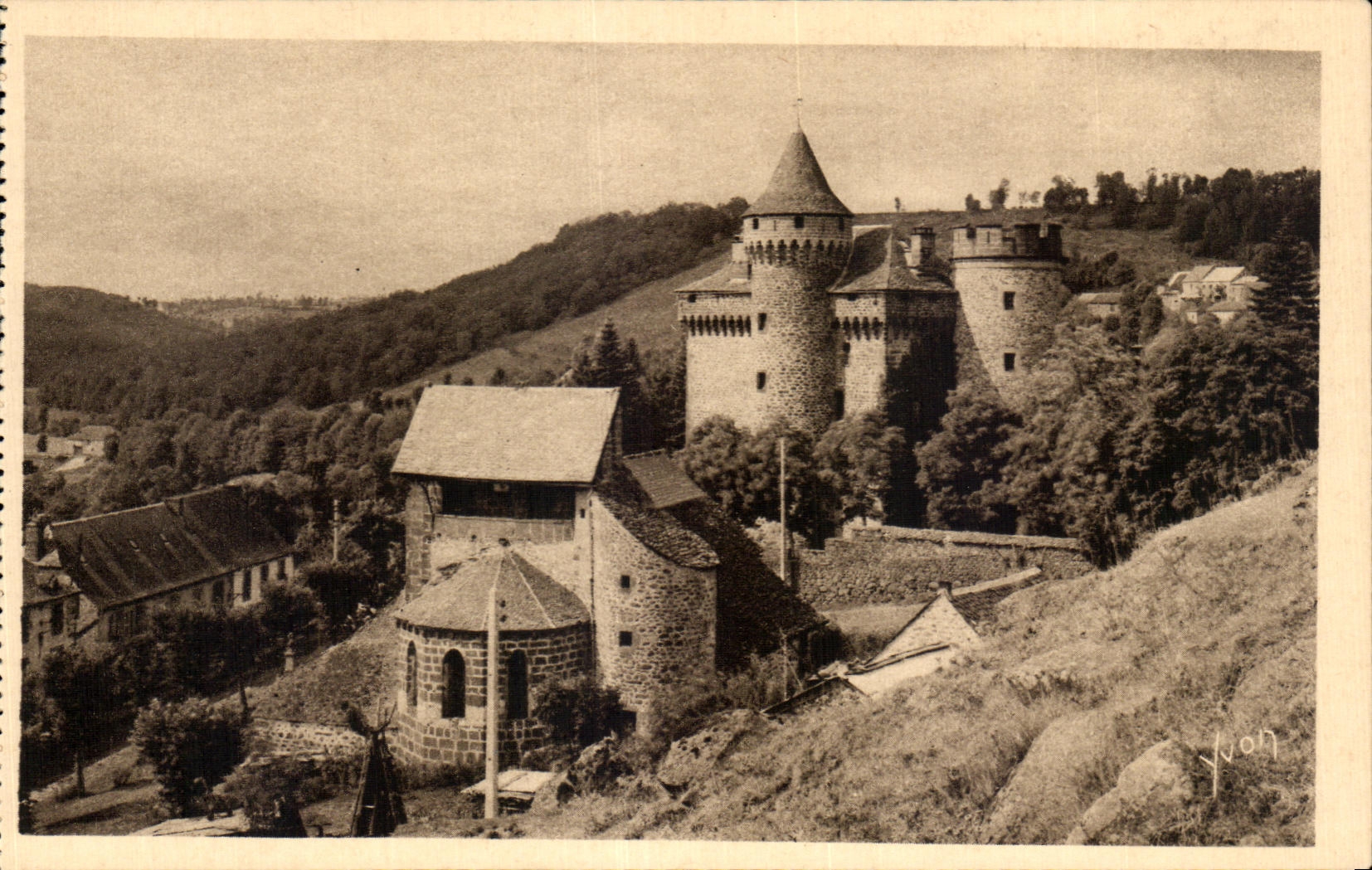 CPA La Douce France Environs de Saint Flour Les Ternes L'eglise romane et le Chateau 