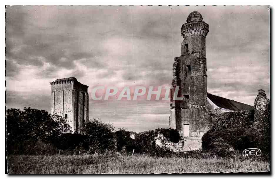 CPA Grand Pressigny Indre Loire Le Donjon Siecle et la Vieille TOur