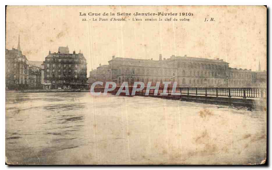 CPA La Crue de la Seine Le Pont d'Arcole L'eau atteint la clef de voute Paris Inondations 1910