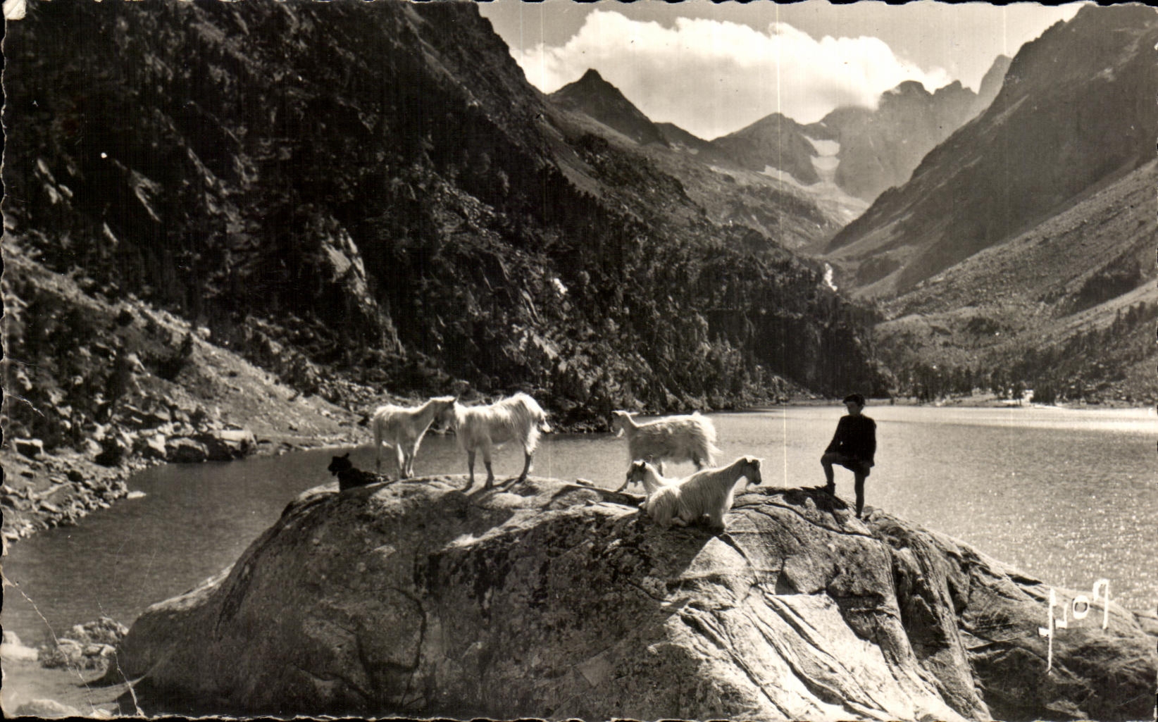 Lac de Gaube (Htes-Pyr.) — avec le Vignemale en arrière-plan — Éditions d'Art, Paris, n° B. 483