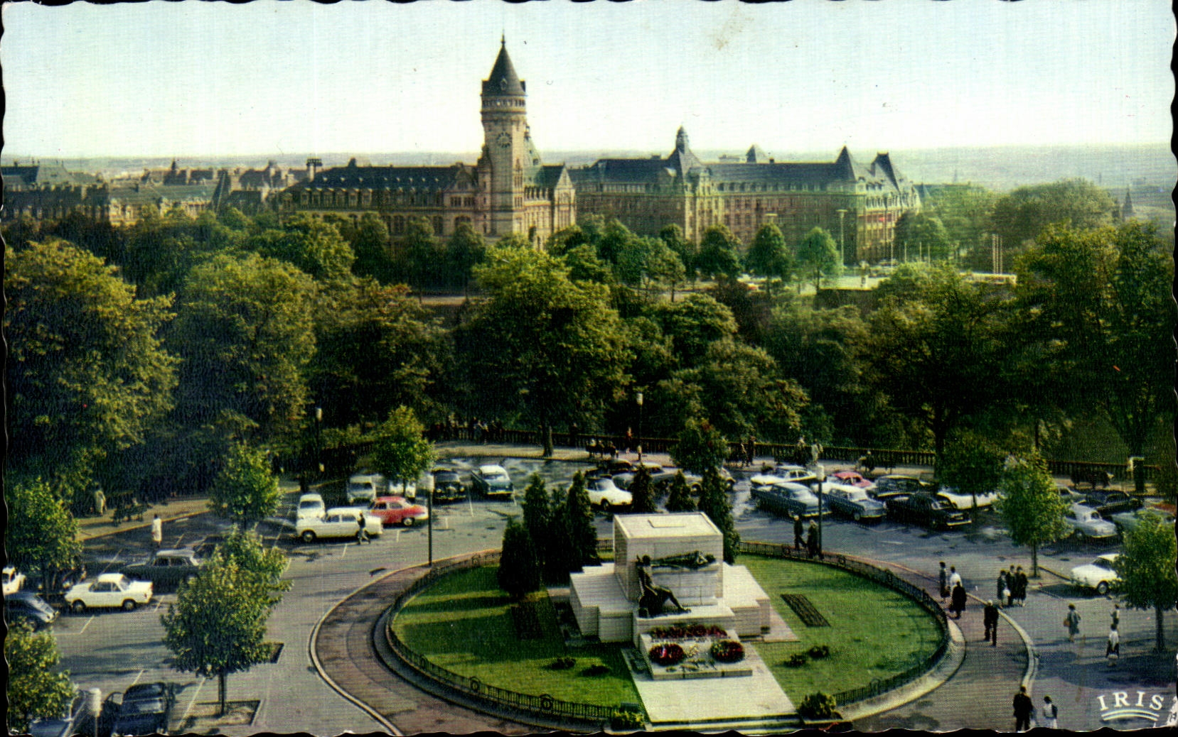 CPA Luxembourg La Place de la Constitution avec le Monument du Souvenir Au fond la Caisse d'pargne et le Siege de la