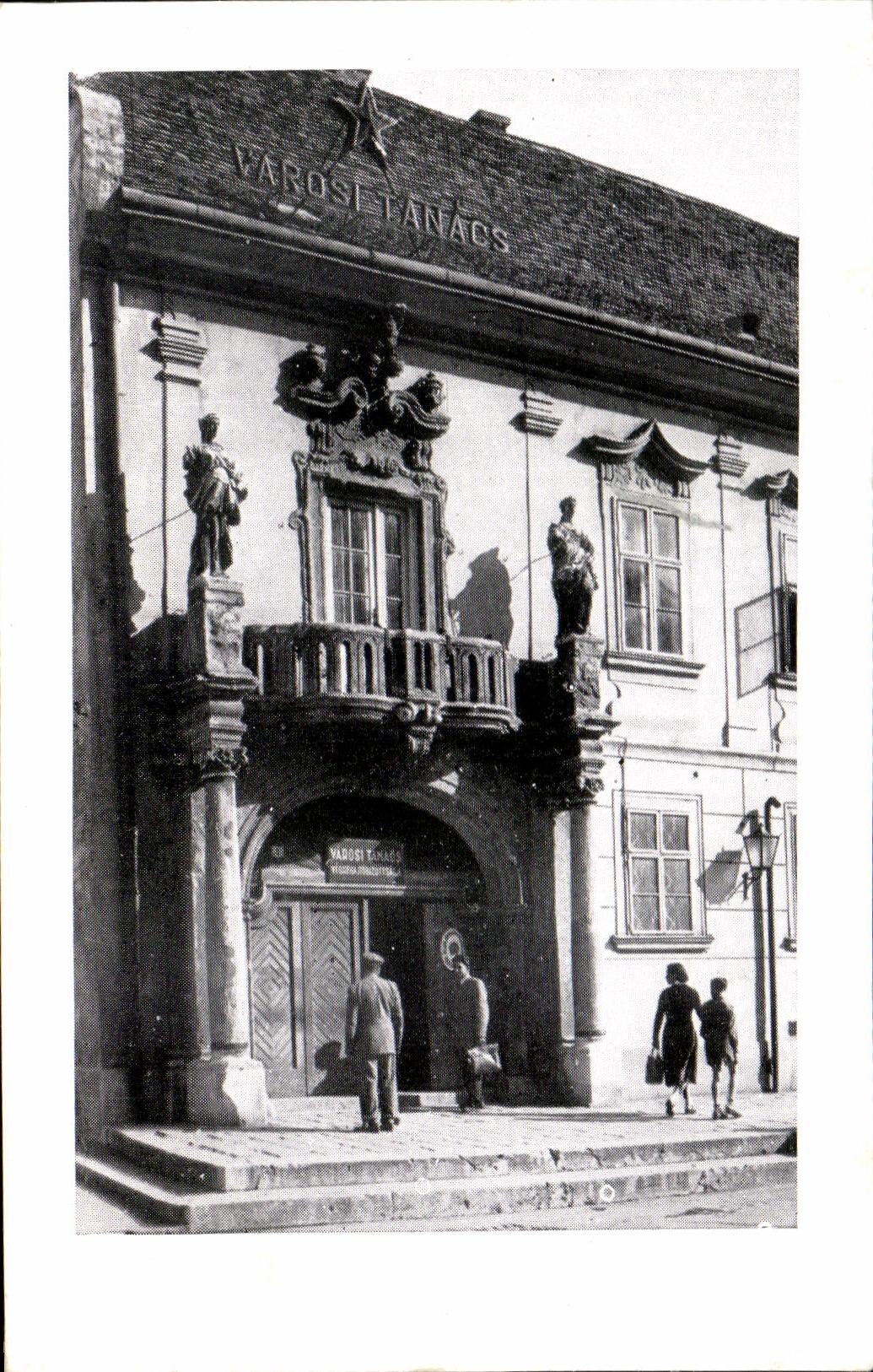 Székesfehérvár — Városi Tanács háza avec les statues de l'Igazság et de la Béke — éditeur: Kovánnávszeti Mag. Élődvillalaka, Budapest