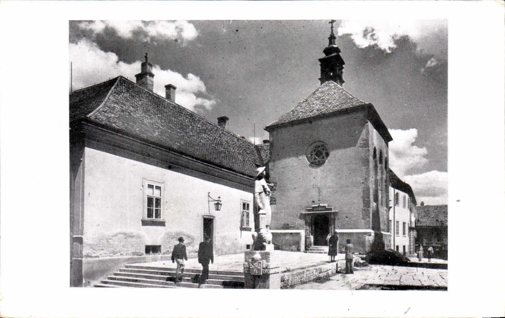Székesfehérvár — Kálmánesi Domonkos statue avec la chapelle du XVᵉ siècle — Me 38/554, éditeur Képzőművészeti Alap