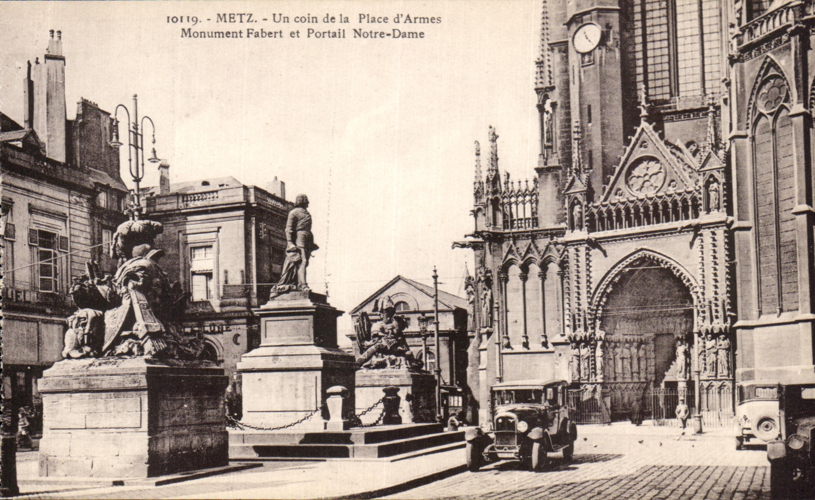CPA Metz un Coin De La Place d'Armes Monument Fabert et Portail Notre Dame Automobile 