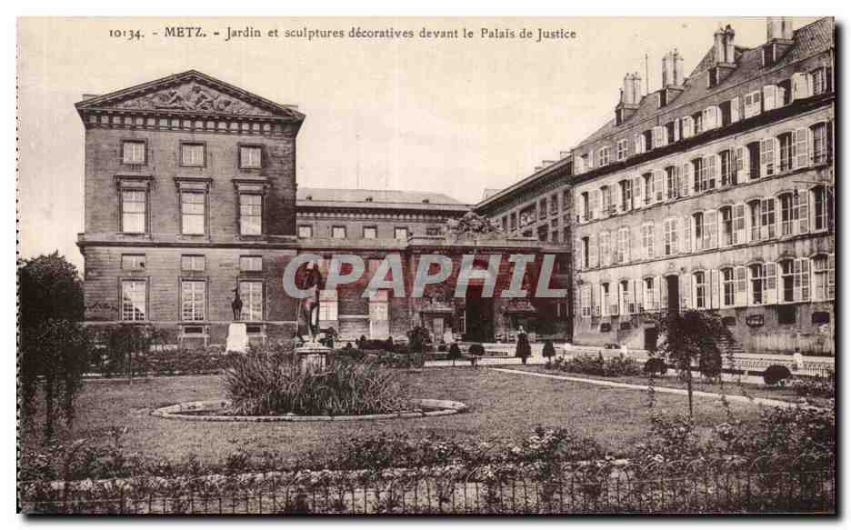 CPA Metz Jardin et sculptures decoratives devant le palais de justice