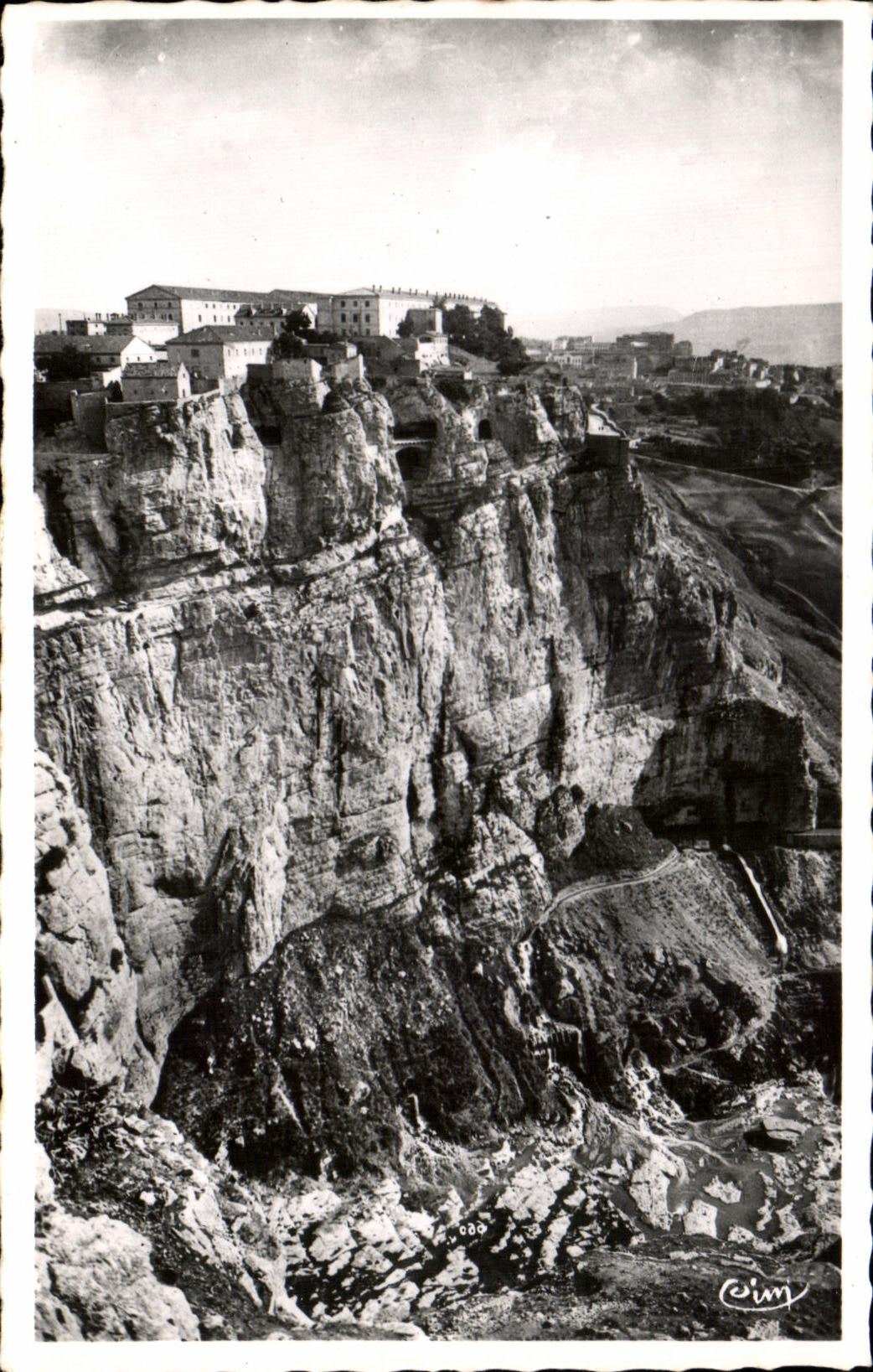 Constantine (Algérie) — Les Casernes en haut du rocher — Photo C. Mâcon
