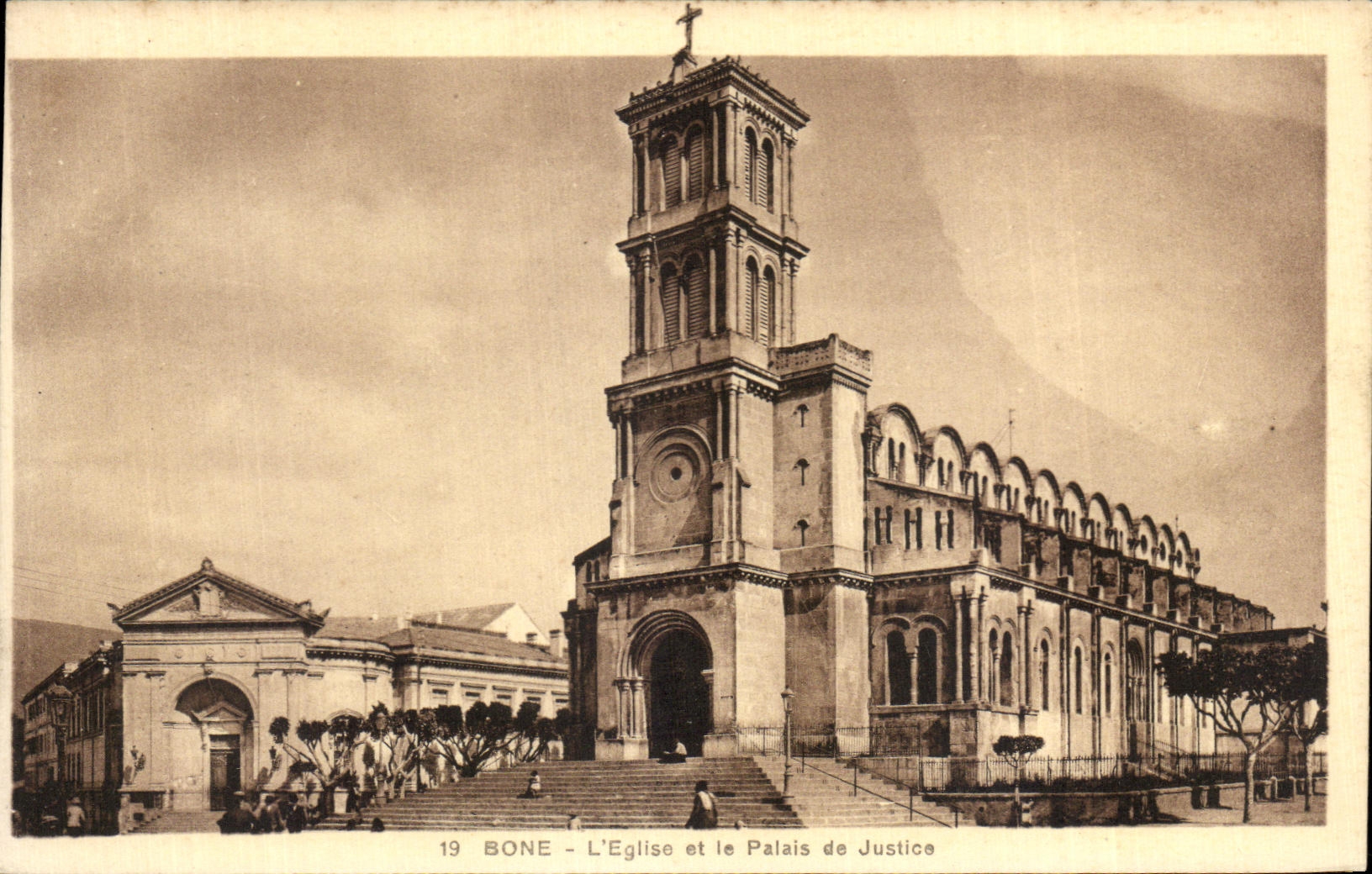 CPA Bone L'Eglise et le Palais de Justice Algerie