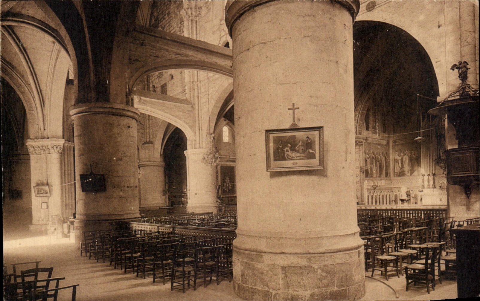 CPA Narbonne Eglise Saint Paul Serge Vue du bas cote droit et de la nef centrale