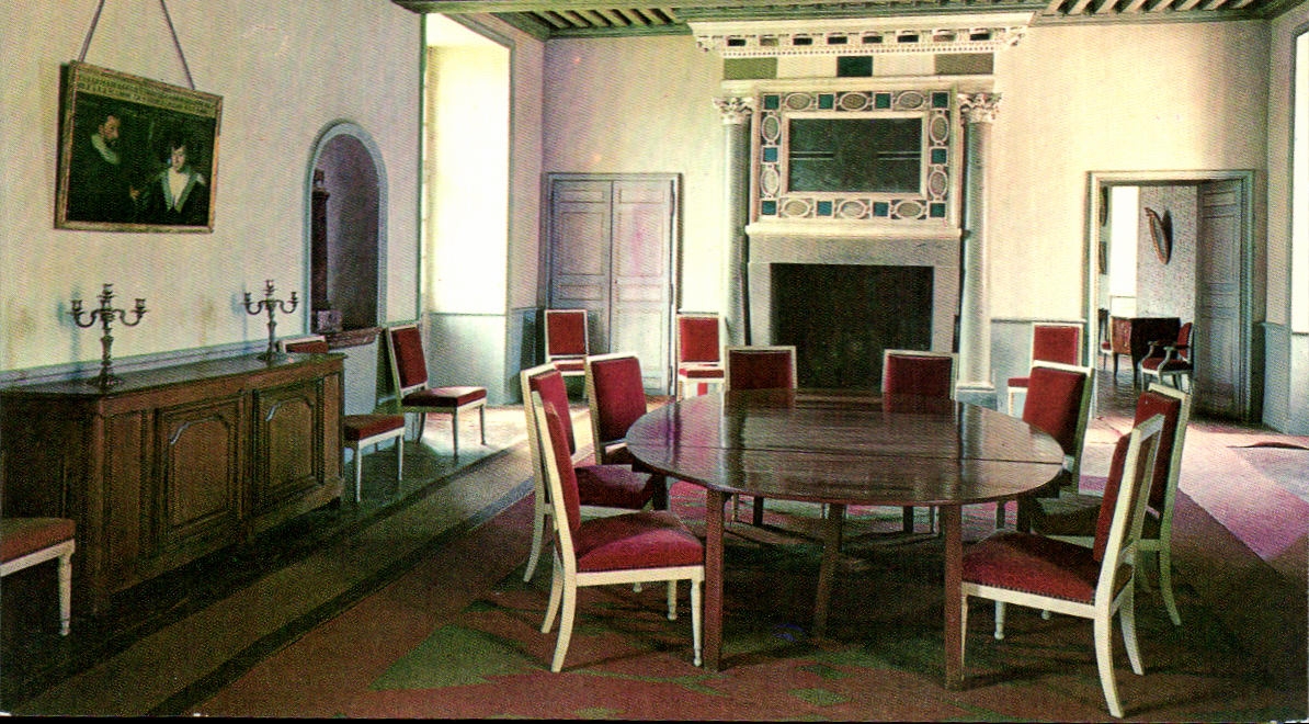 CPA Carrouges le Chateau la salle a manger The Chateau The Dining Romm Das Schloss
