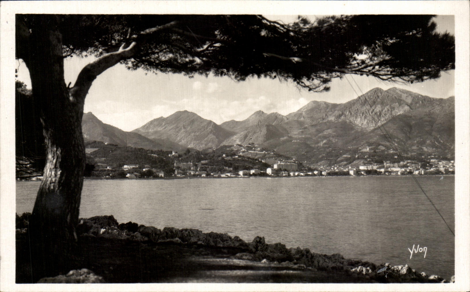 CPA La Douce Frnace Cote D'Azur Menton la ville vue du cap Martin