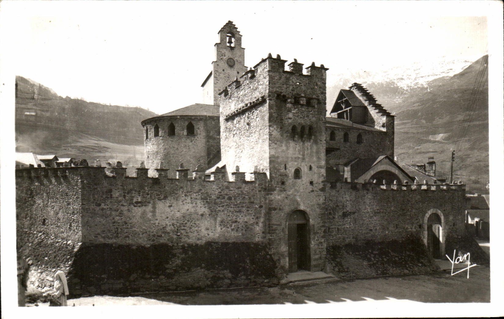 CPA Luz Eglise Fortifiee dite des Templiers