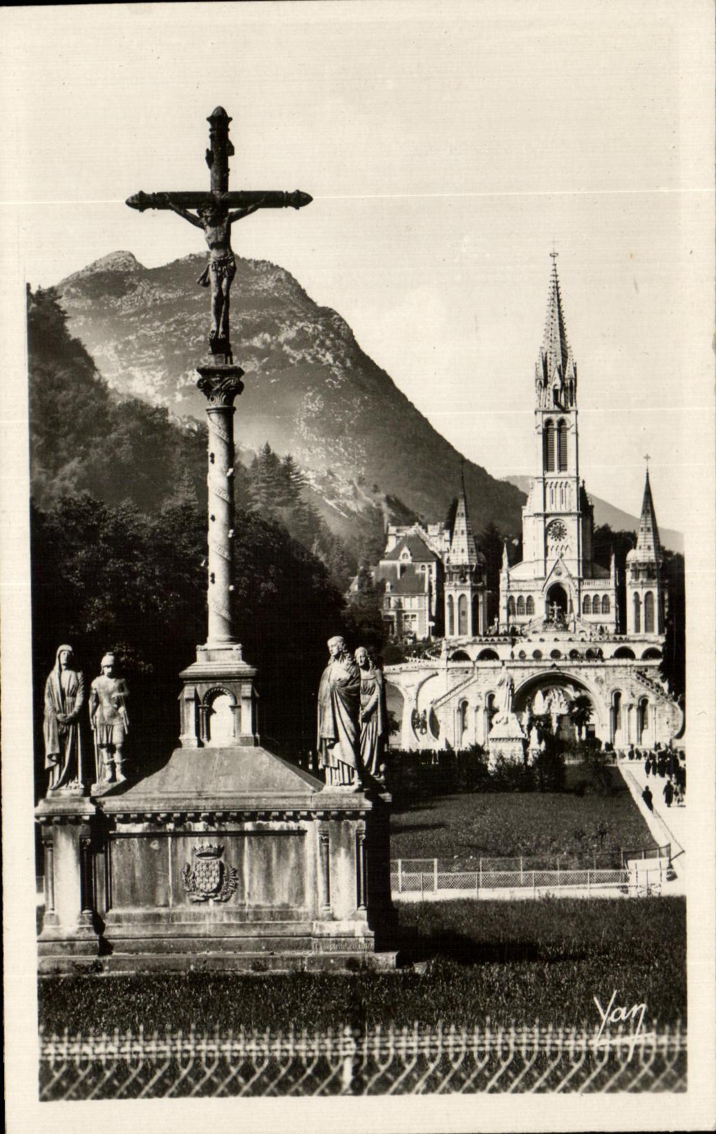 CPA Lourdes La Basilique et le Calvaire breton