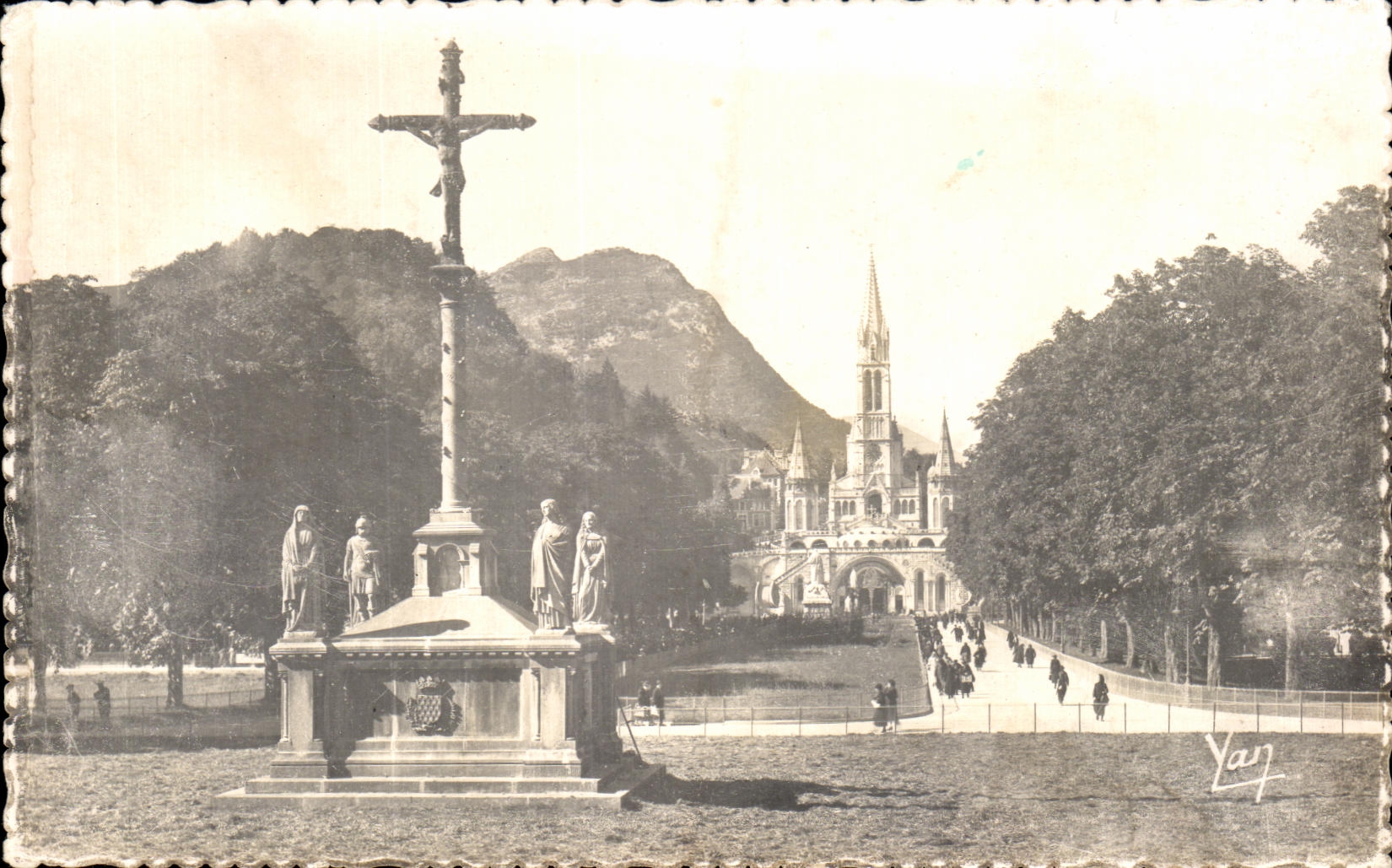 CPA Lourdes Le Calvaire breton et la Basilique