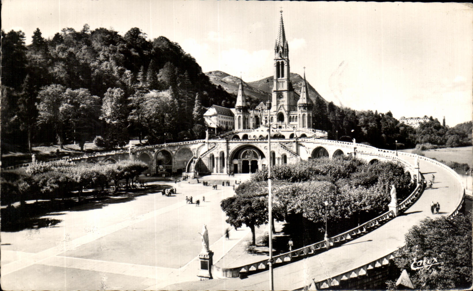 CPA Lourdes La basilique et l'Esplanade