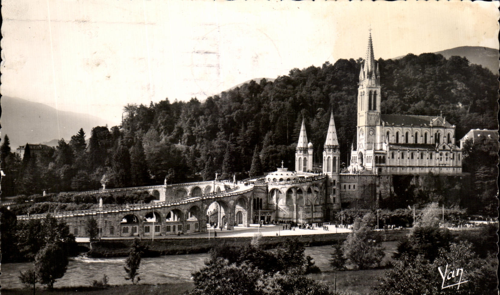 CPA Lourdes La basilique et le Calvaire