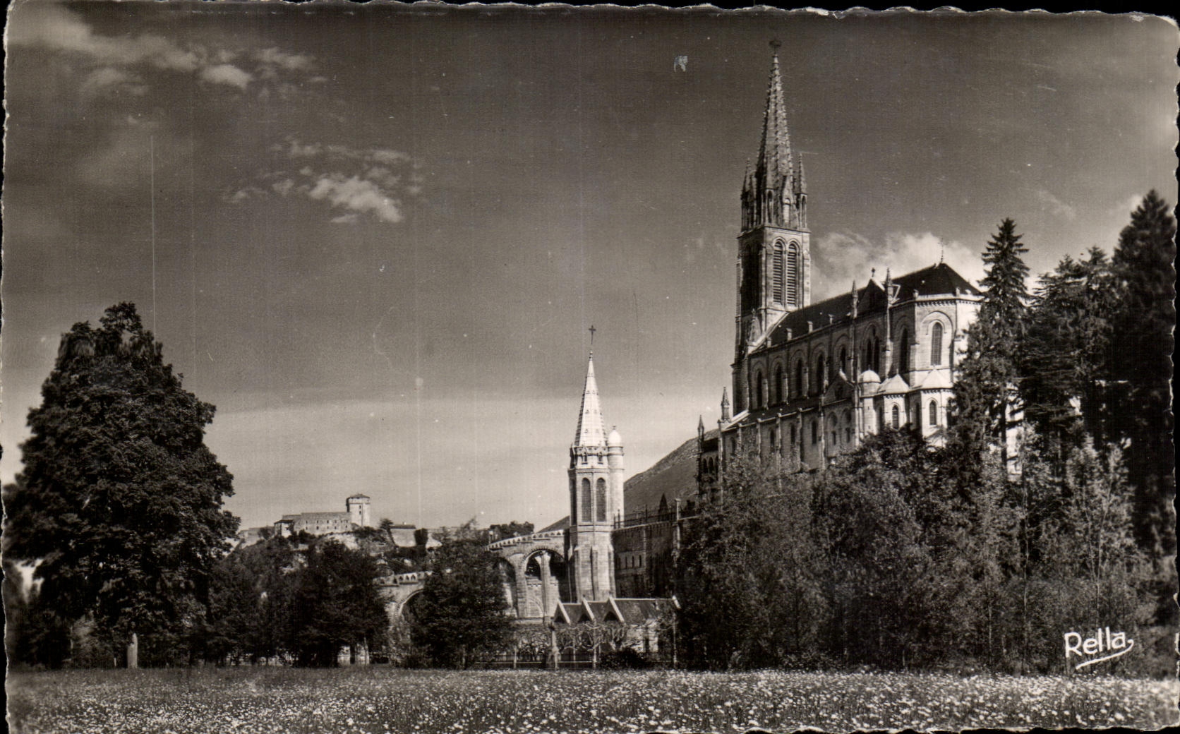 CPA Lourdes La Basilique et le Chateau Fort