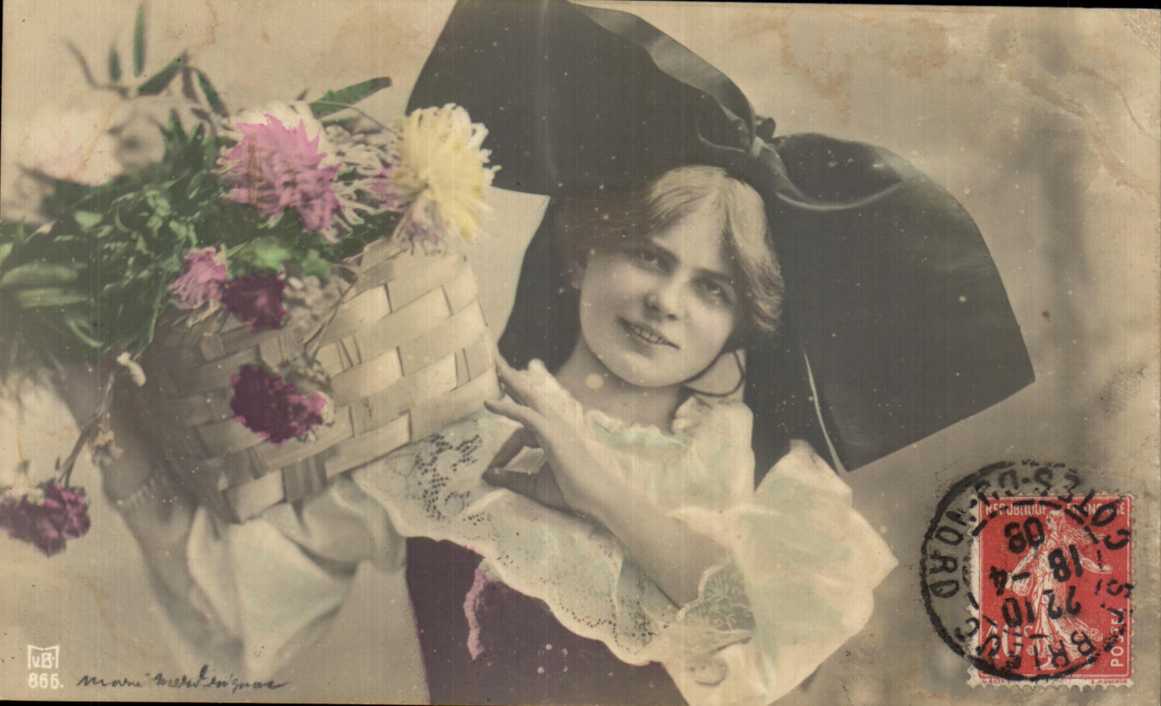 Jeune femme avec panier de fleurs — phototypie N°866 — Maison Bichot, Paris