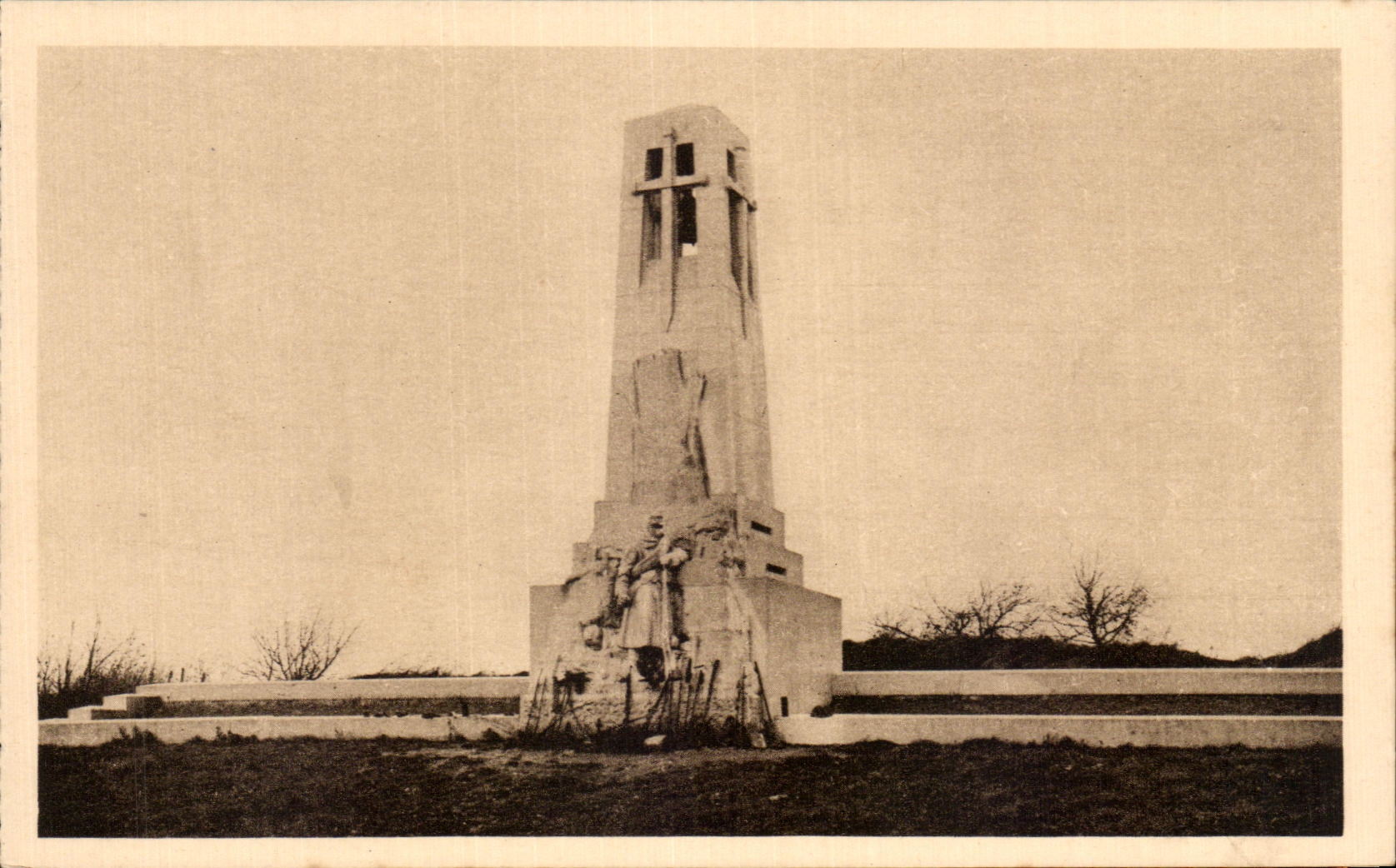Vauquois — Monument aux « Poilus » tués dans les attaques de Vauquois — Édouard Monestier, architecte — Marius Roussel, sculpteur