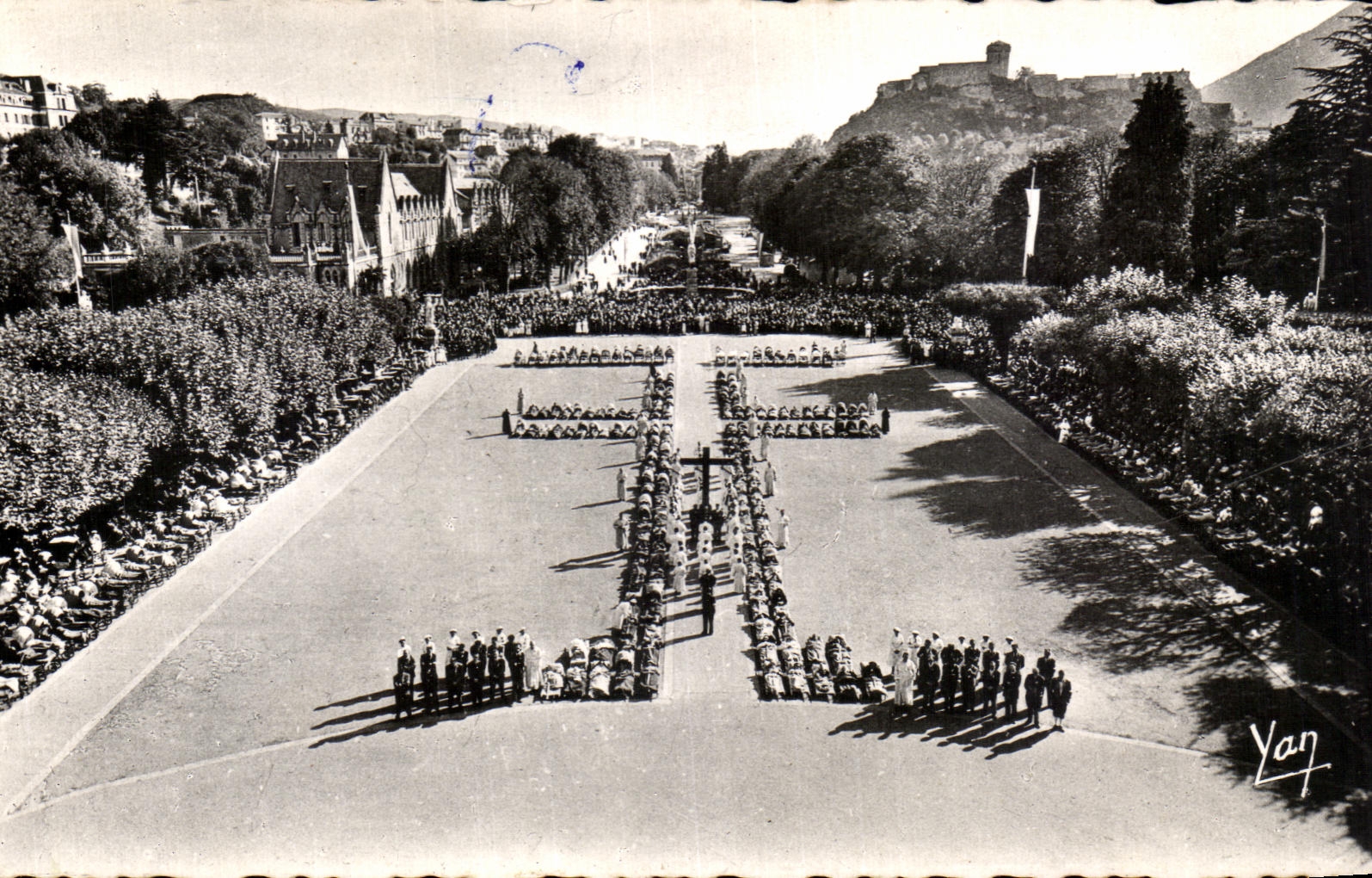 CPA Lourdes Le Chemin De Croix Des Malades Pendant Le Rosaire