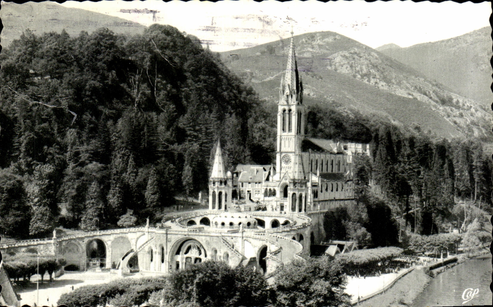 CPA Lourdes La Basilique Et Le Gave