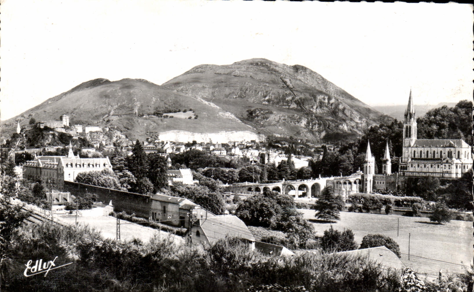 CPA Lourdes La Basilique Et Le Chateau Fort