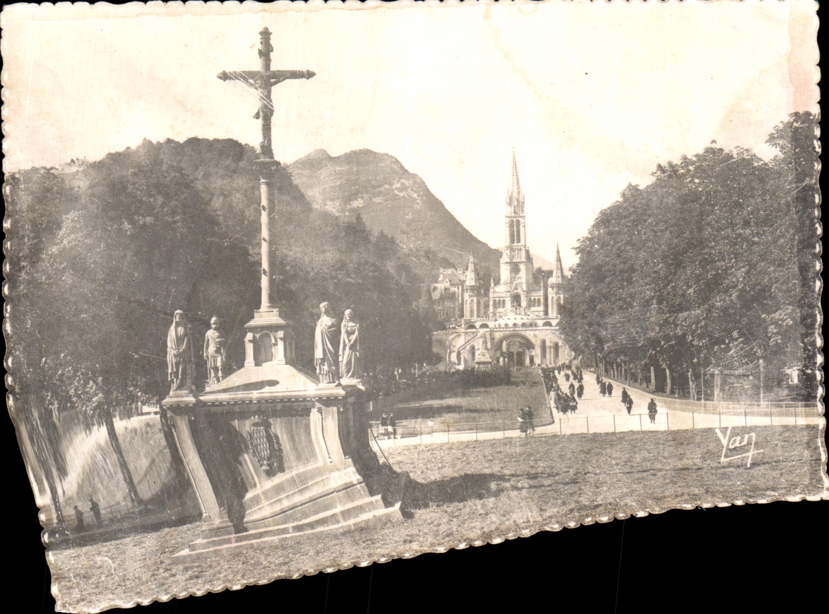 CPA Lourdes Le Clavaire Breton Et La Basilique