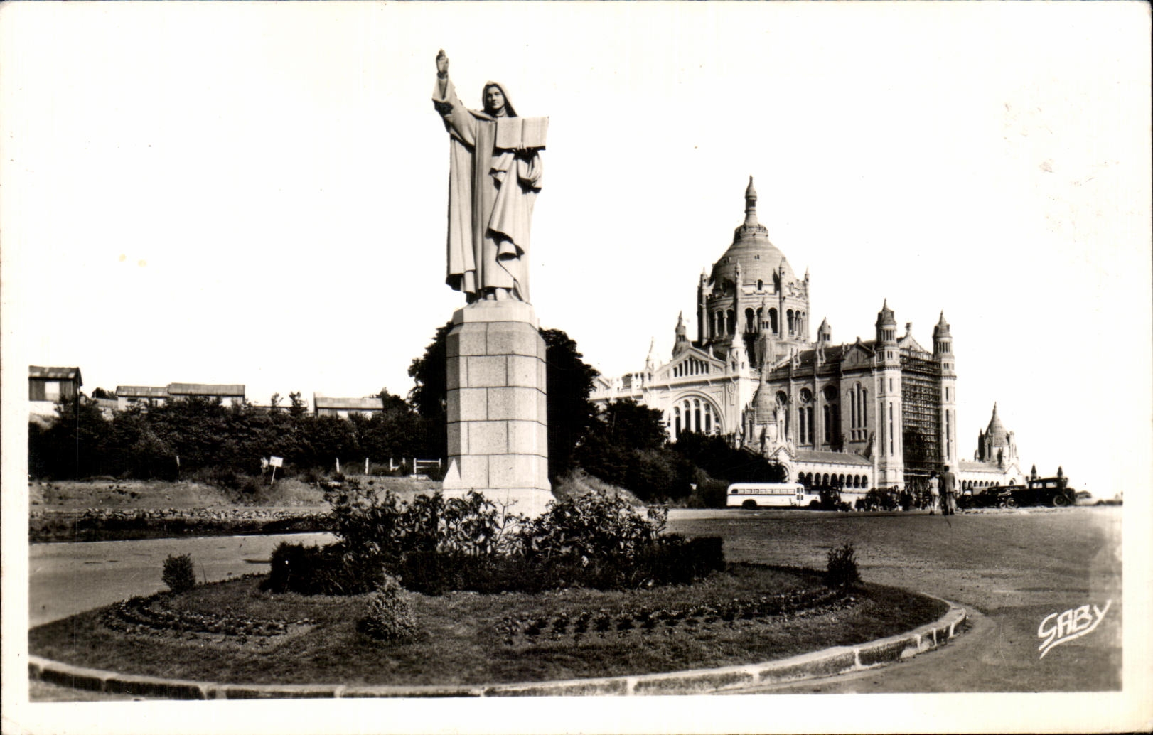 CPA Lisieux Statue De Sainte Therese Et La Basilique