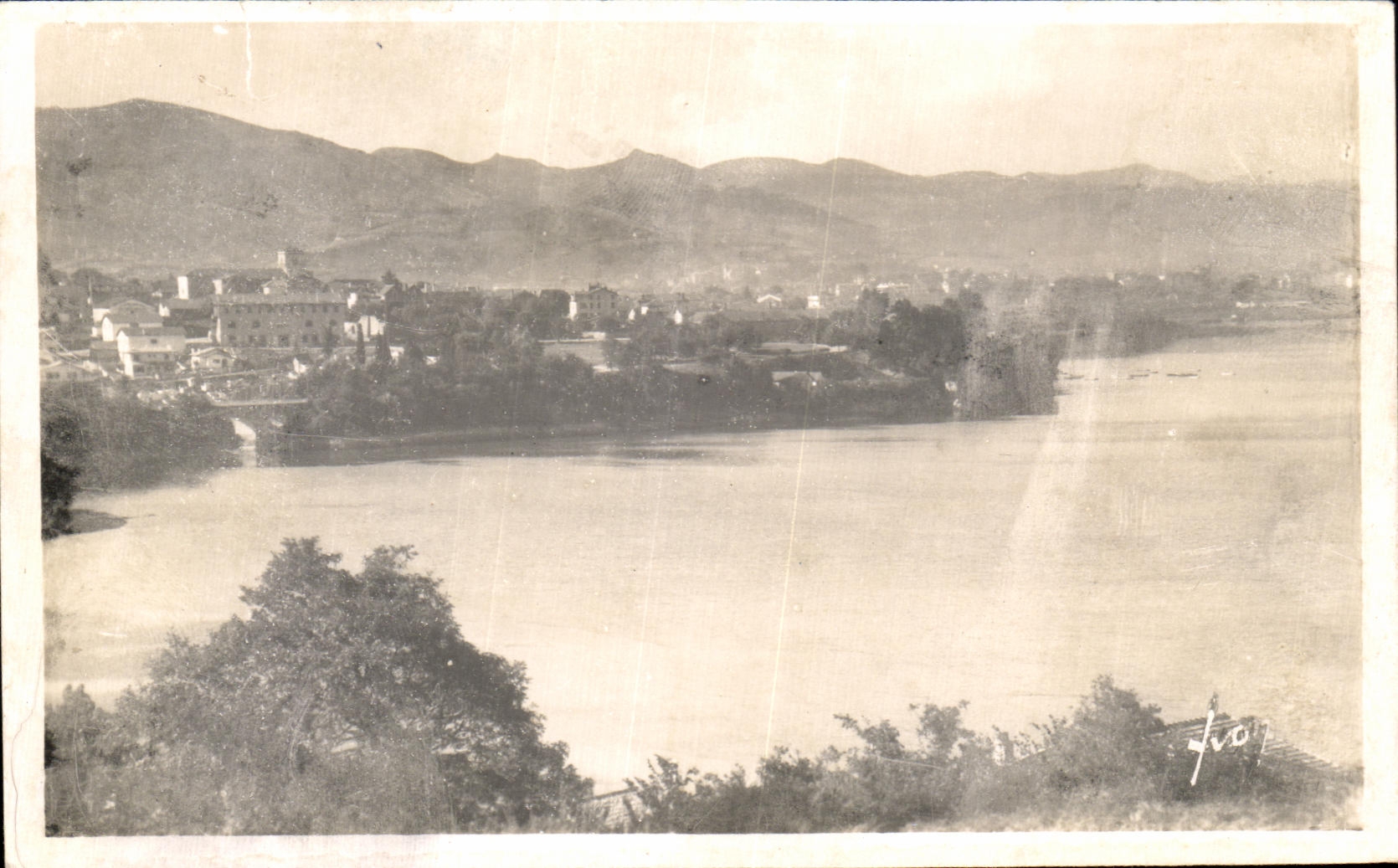 Hendaye (Basses-Pyrénées) — Das alte Städtchen und die Bidassoa — Éditions d'Art, Paris