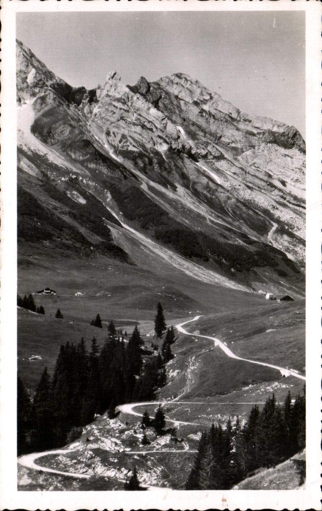 Col des Aravis (1495 m.) — Abstieg vom Pass, Seen auf La Giettaz und Rocs de la Tête (2483 m.) — L. MEGEVE, Verlag