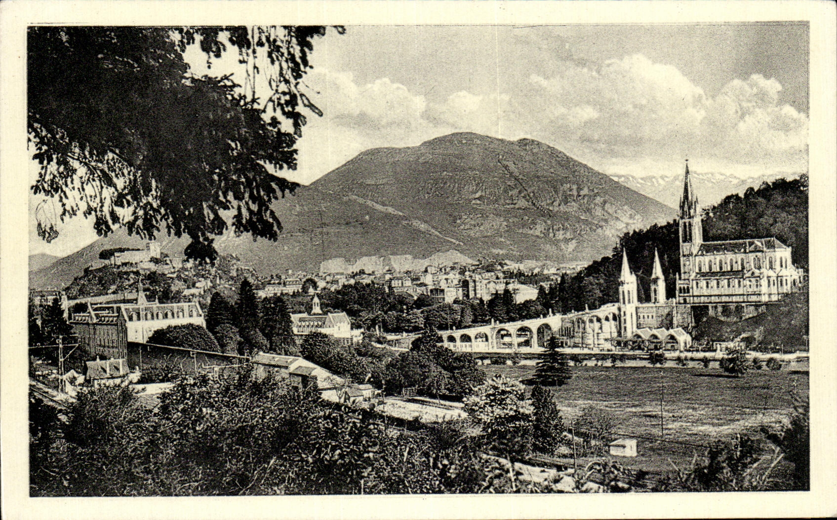 CPA Lourdes La Basilique et le Pic du Jer
