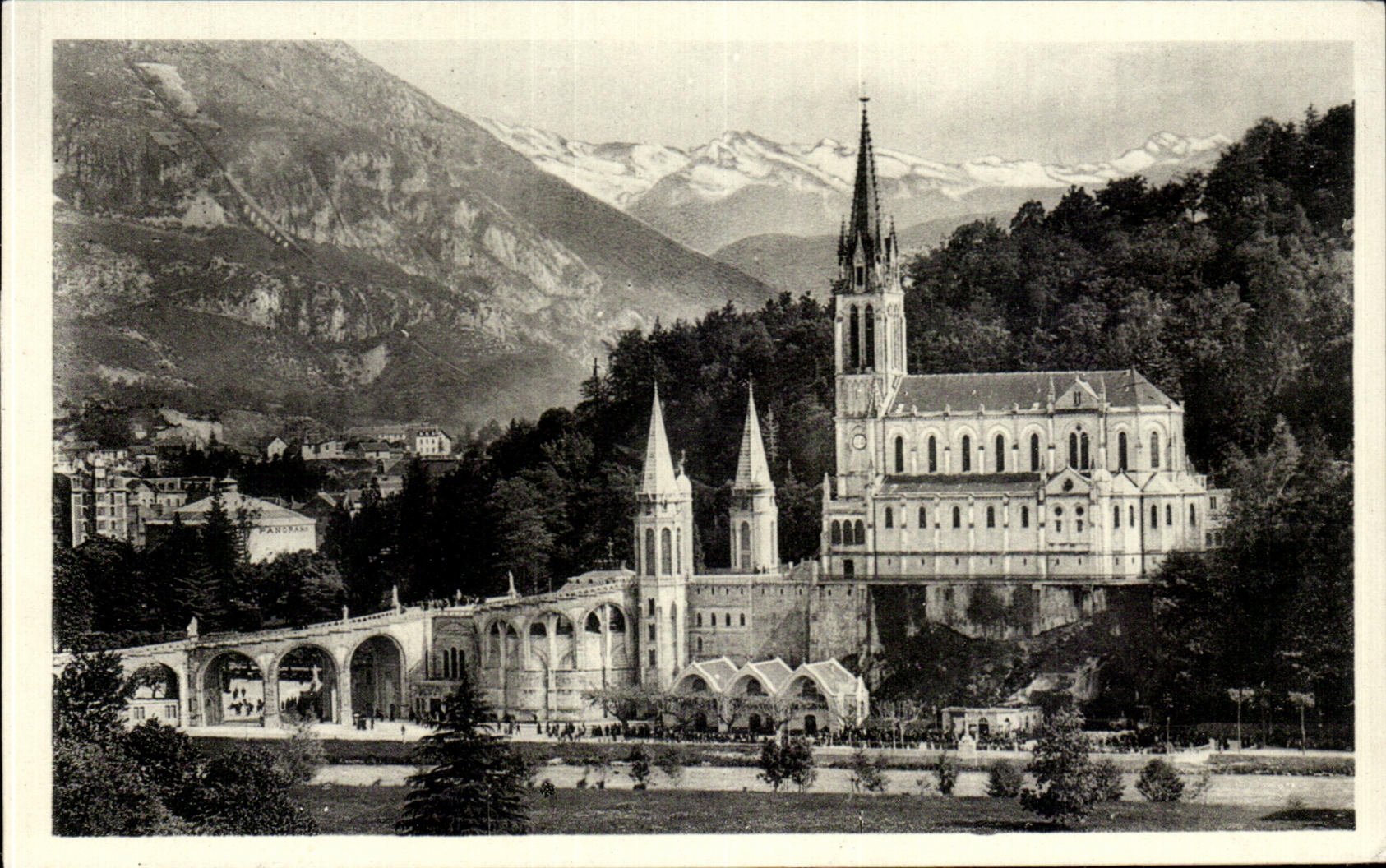 Lourdes — La Basilique et les Montagnes — C° des Arts Photomécaniques, Paris - Strasbourg