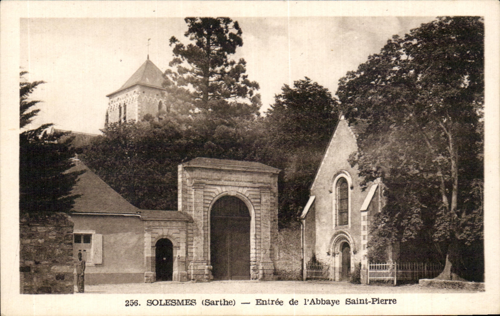 CPA Solesmes Entree de l'Abbaye Saint Pierre