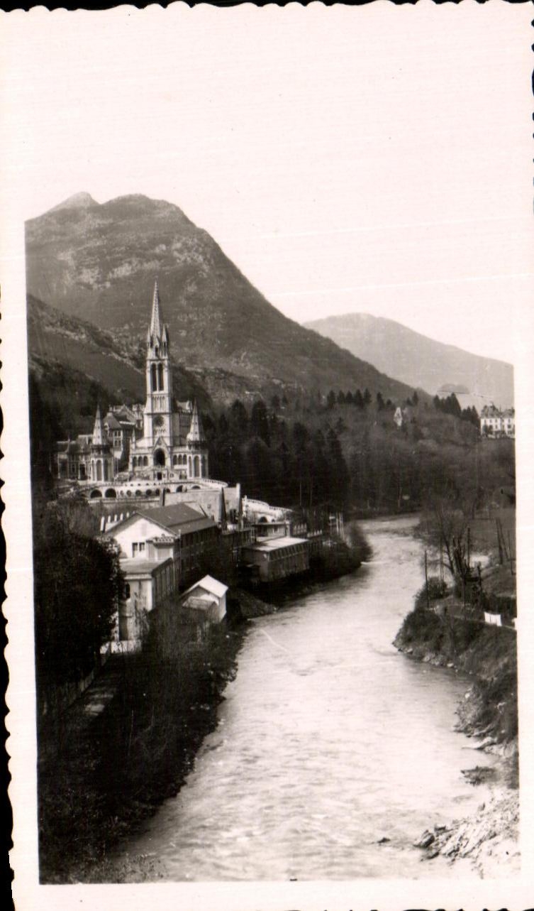 CPSM Lourdes La Basilique et le Gave