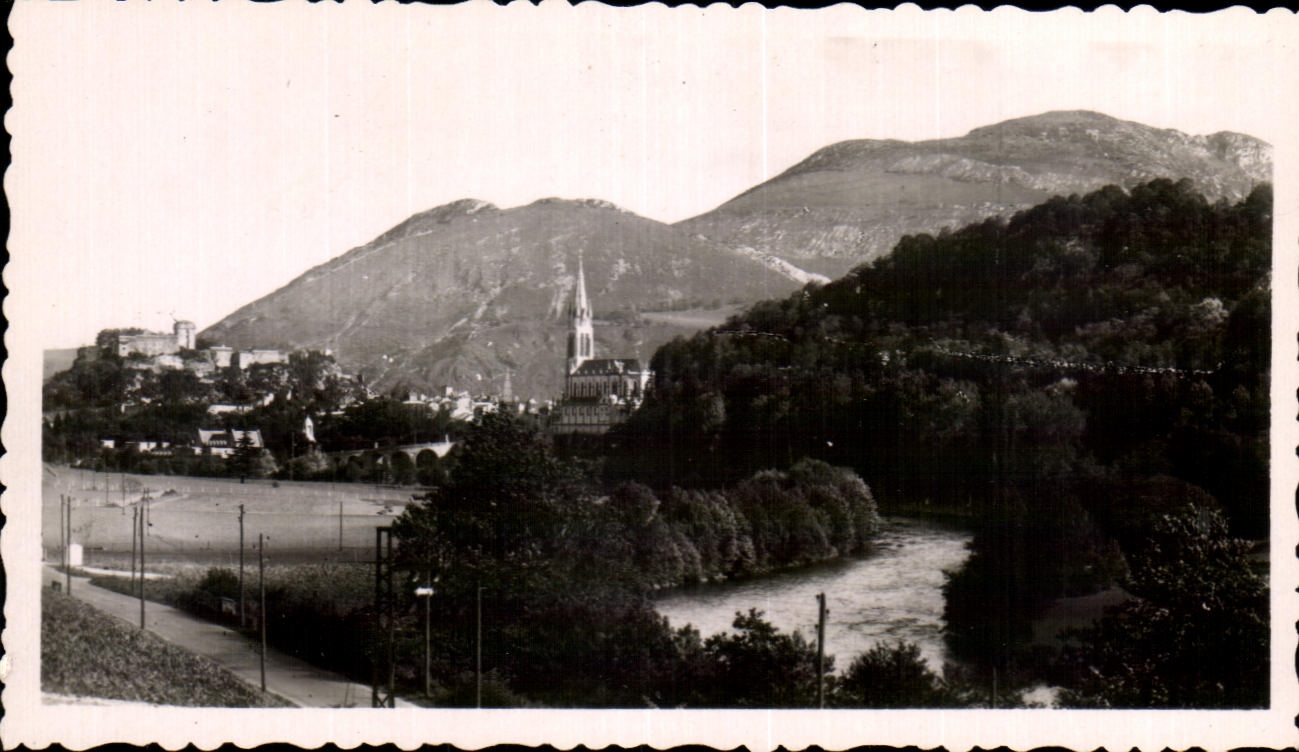 CPSM Lourdes Vue Generale et le Pic du Jer