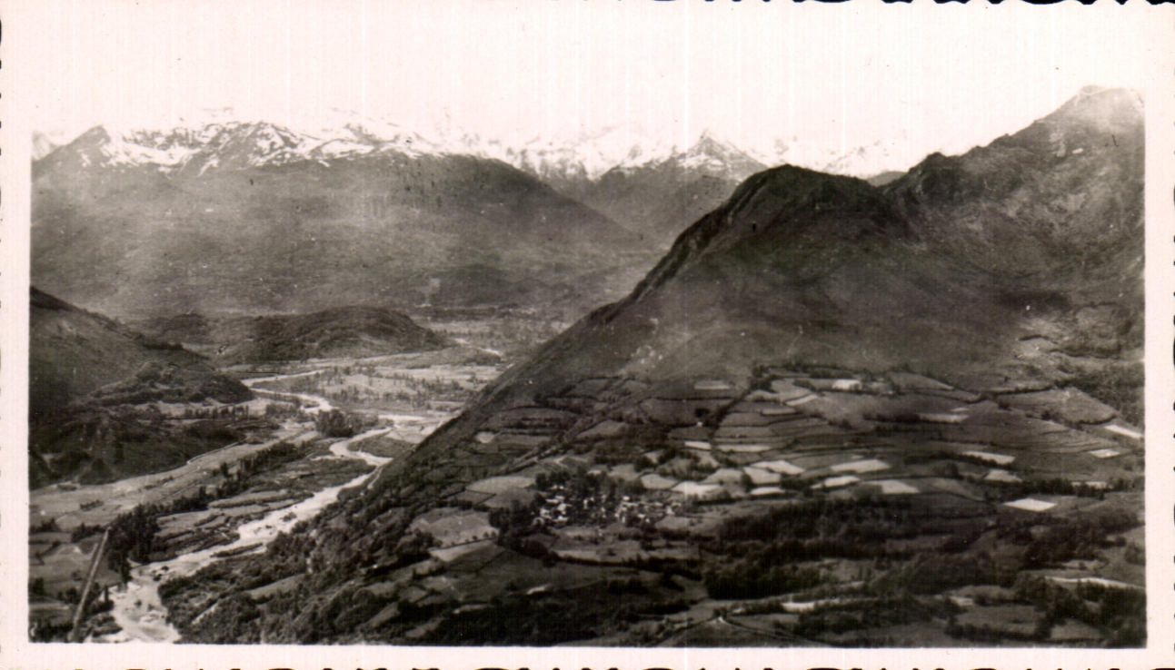 CPSM Lourdes Vue du Pic du Jer La Vallee d'Argeles et la Chaine des Pyrenees