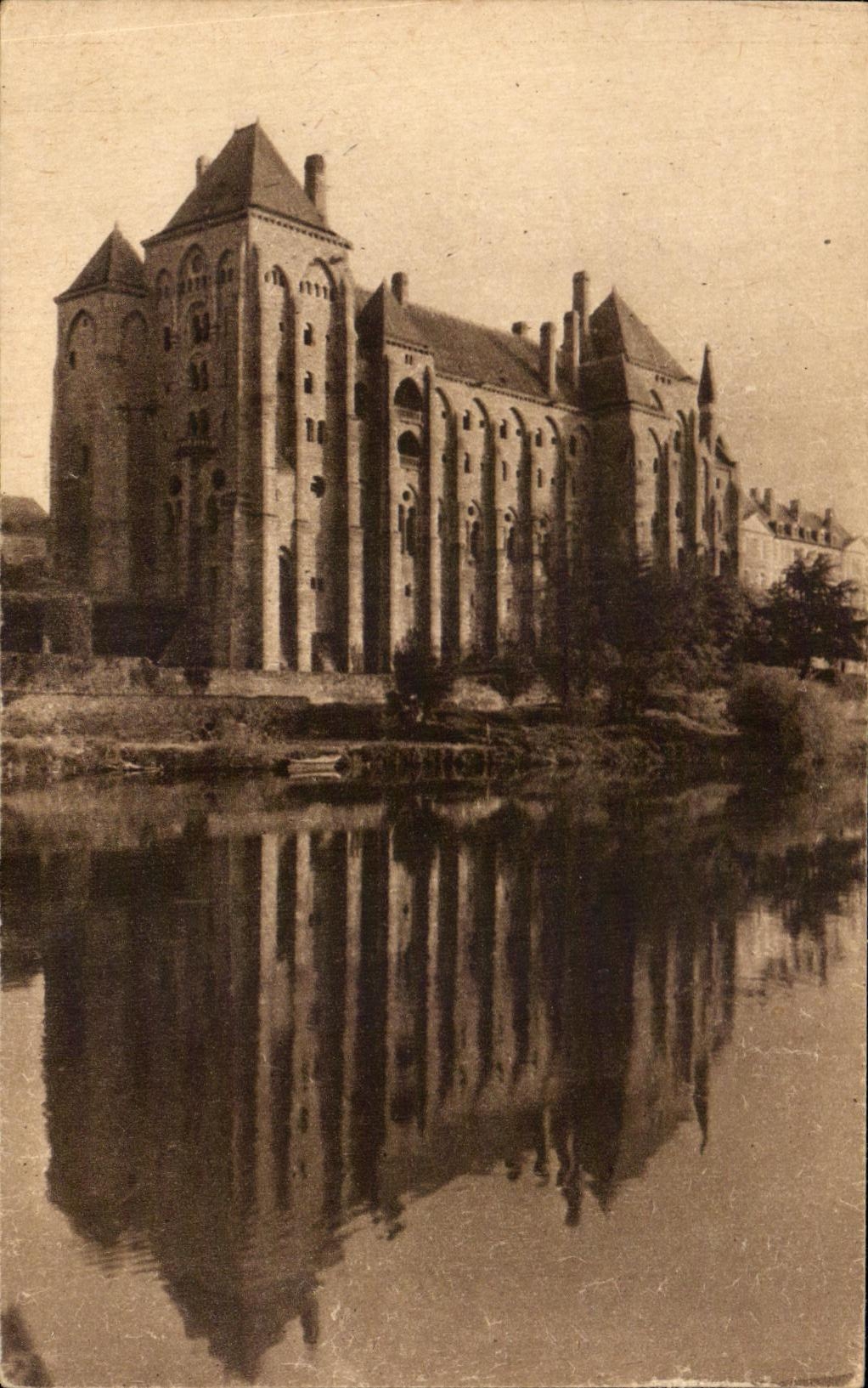 CPA L'Abbaye Saint Pierre De Solesmes Vue Du Nord Est