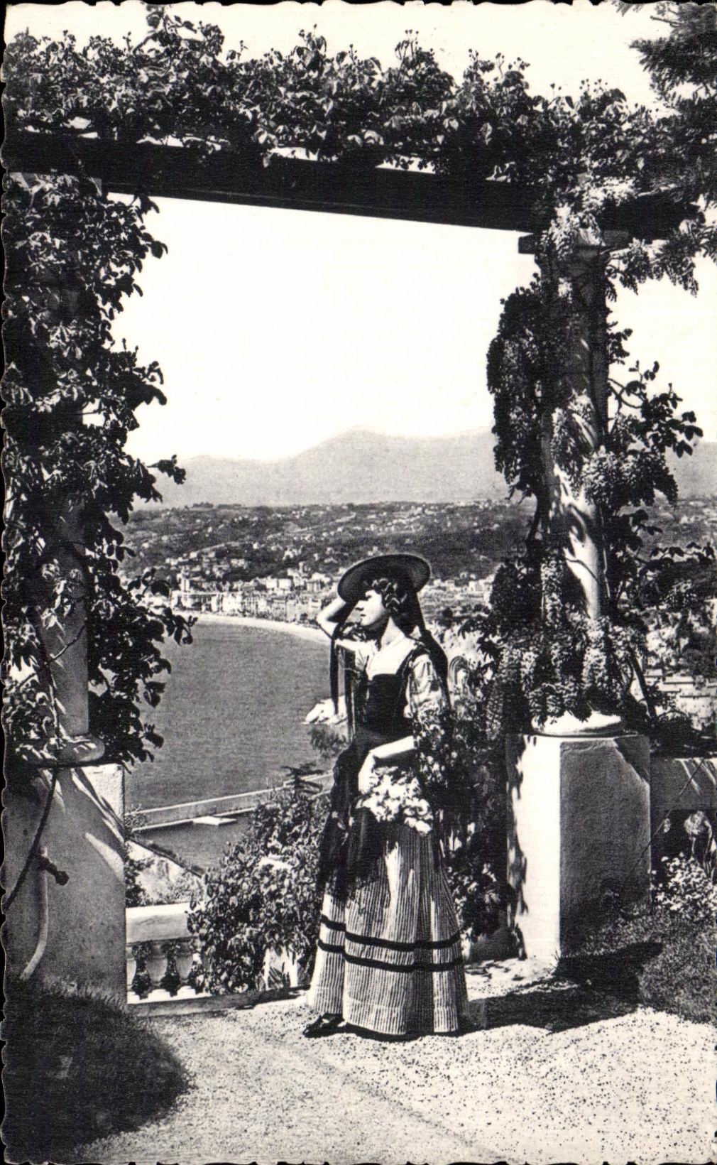 CPA Nice Entre Les Pergolas Femme Folklore Costume