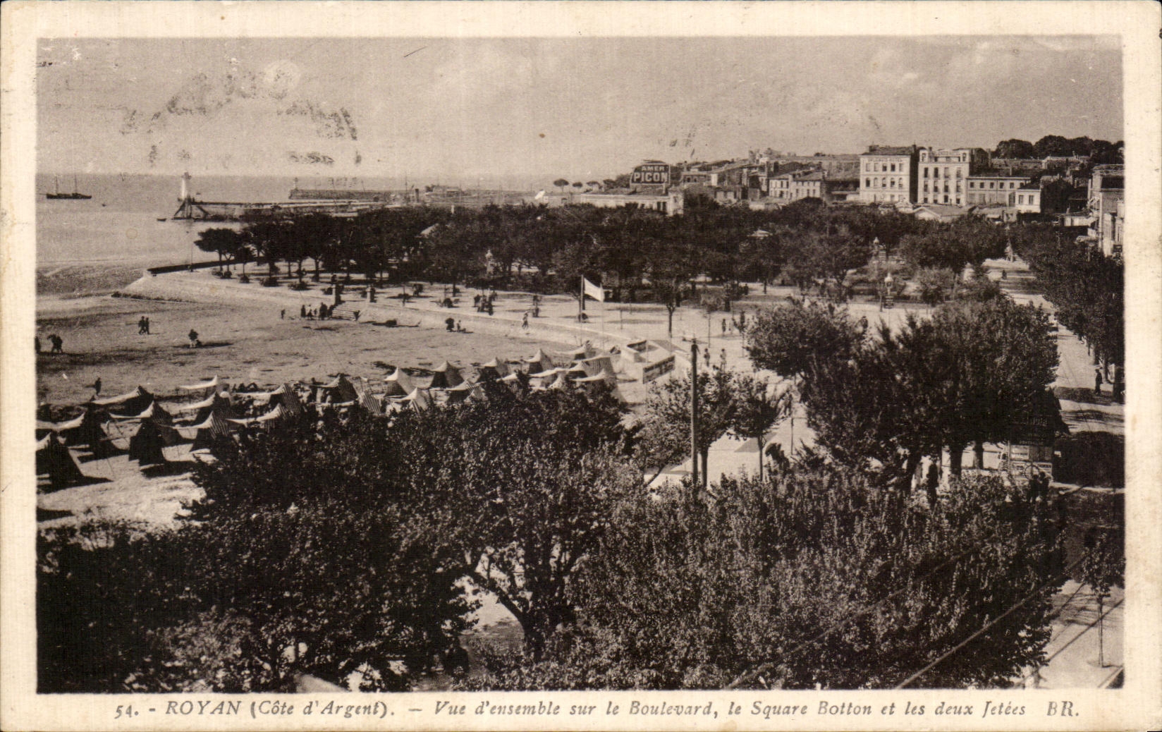 CPA Royan Vue d'ensemble sur le Boulevard le Square Botton en les deux jetees