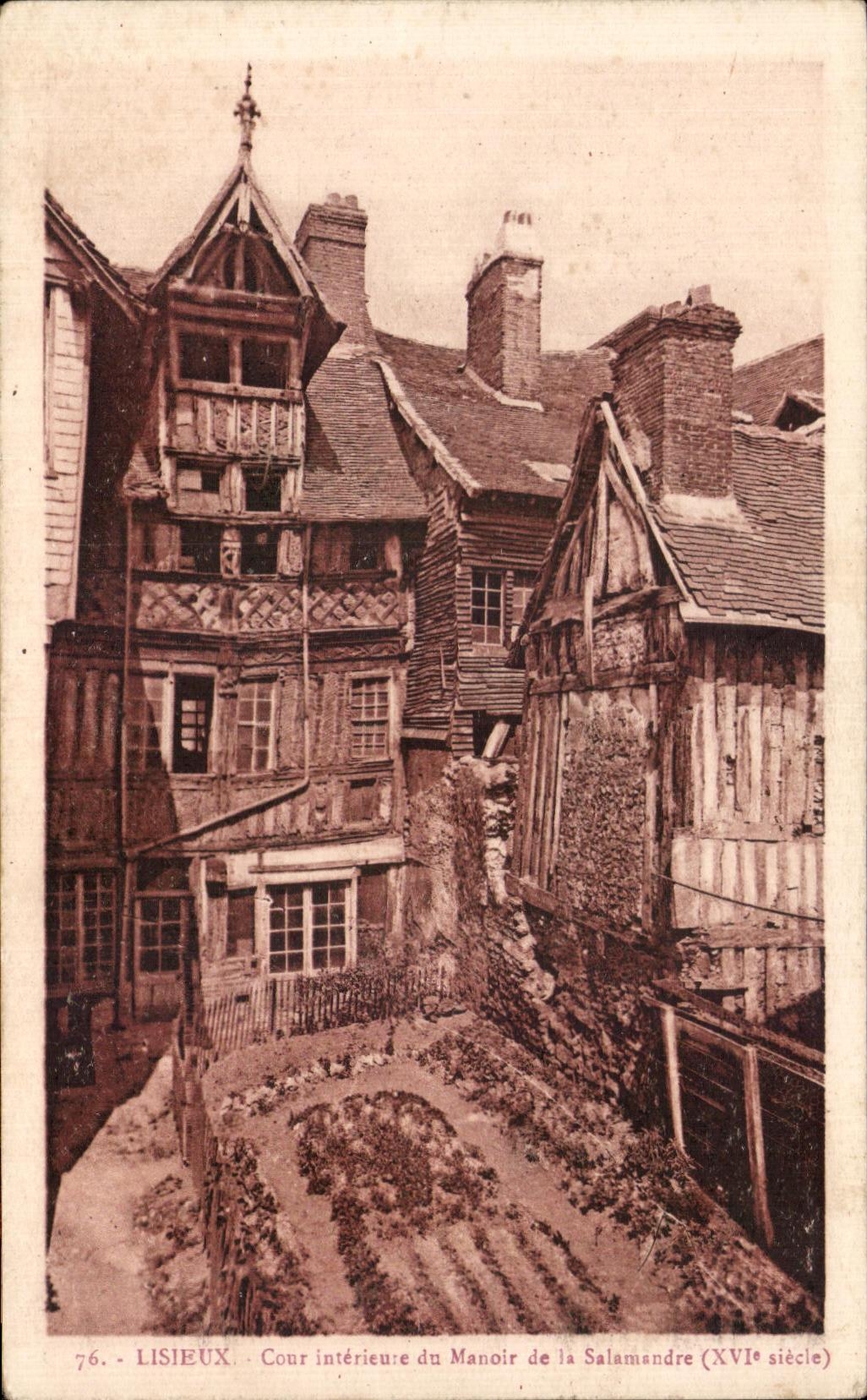 Lisieux - Cour intérieure du Manoir de la Salamandre (XVIe siècle)