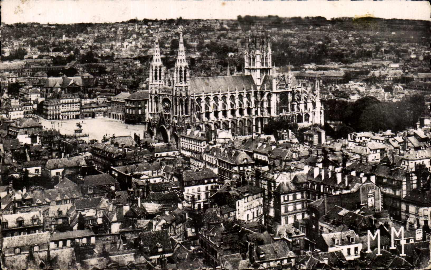 CPA Rouen la Ville Musee Eglise Saint Ouen et Vue Generale